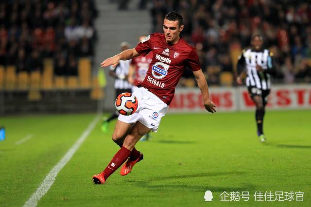  梅斯客场顽强守平巴黎，防守反击战术受赞誉  