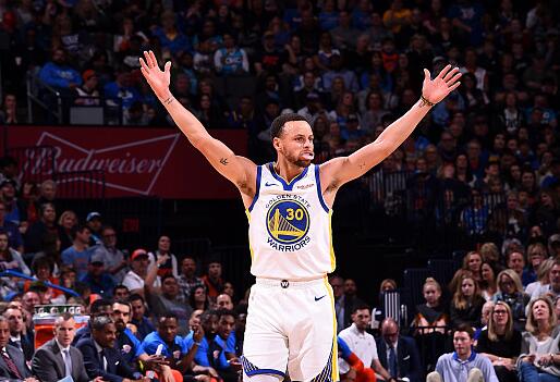  库里命中十记三分球，勇士客场力克雷霆